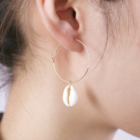 Vintage Gold Beach Shell Hoop Dangle Earrings - Picture 1 of 3